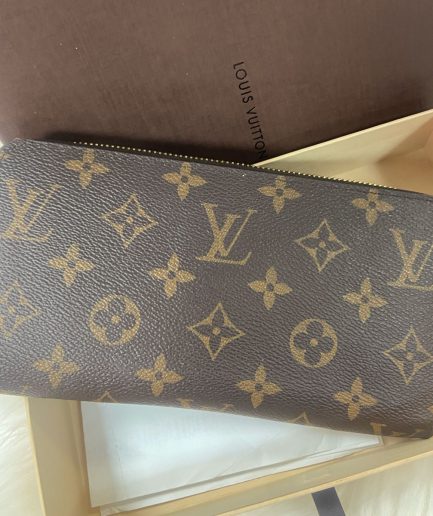 Louis Vuitton Monogram Zippy Wallet – Excellent Condition